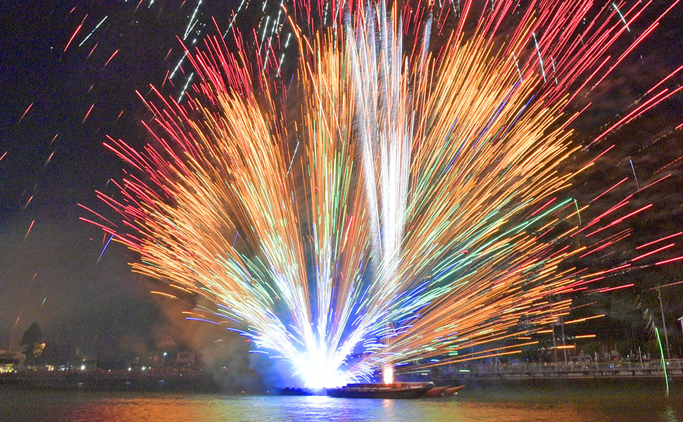 2025.7.26撮影第69回大垣花火大会④ 第７章「輝きの未来へ」 フィナーレワイドスターマイン一枚撮り色調補正なし「第69回大垣 花火大会」 主催：岐阜新聞社、岐阜放送、後援：大垣市、大垣観光協会 が7月26日 土 夜、大垣市東町の揖斐川河川敷で開催され