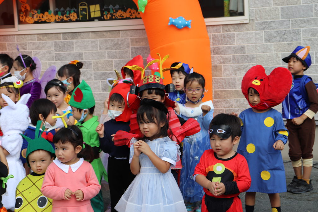 pierrot_sensei衣装製作 ハロウィンマント . まだ間に合う！ 100円ショップに売ってる材料だけで 自分だけのオリジナル ハロウィンマントを作っちゃおう♪. 先生が全部作るより 子どもと一緒にたのしく作れるのって 最高じゃない😁？♡ . ワンピースとかも簡単に作れ