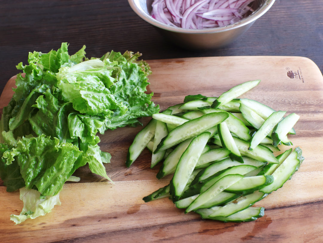 ぐっち夫婦のこんな日ごはん 年末年始のおもてなしは「サーモンのごちそうサラダ」で華やかに