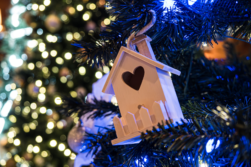 クリスマスツリーは何ゴミで捨てる？おすすめの捨て方と費用相場 - 粗大ゴミ回収本舗