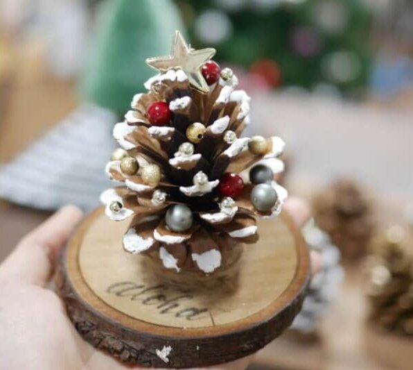 クリスマス100均DIY 松ぼっくりで作るクリスマスツリー - YouTube