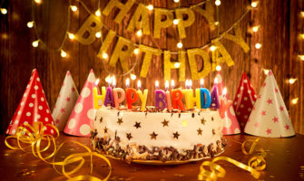 彼女の誕生日を祝うサプライズのアイデア4つコラムHow to プロポーズ彼女が喜ぶプランが見つかる相談予約サイト