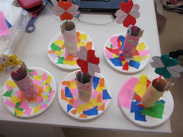 敬老の日 『お手紙入れ』をプレゼントしよう‼︎ . 赤、青、黄色、紫、黄緑の紙皿を用意すると 「おばぁちゃん、この色が好きだと思うのー‼︎」と選ぶ子どもたちお花柄や金色の折り紙で飾ったあと 秋の花『コスモス』をペタ♩ . かわいいみんなのお写真を貼って 完成