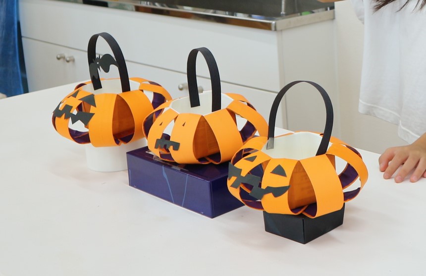 10月18日 水☆ハロウィンバッグ作り ステップではハロウィンにむけて、お菓子を入れるバッグを作っています🎵 牛乳パックに線を引き、線に沿ってハサミで切り✂️フェルトに両面テープを貼って牛乳パックに巻きつけていき、フェルトを本体に通して持ち手を作ります