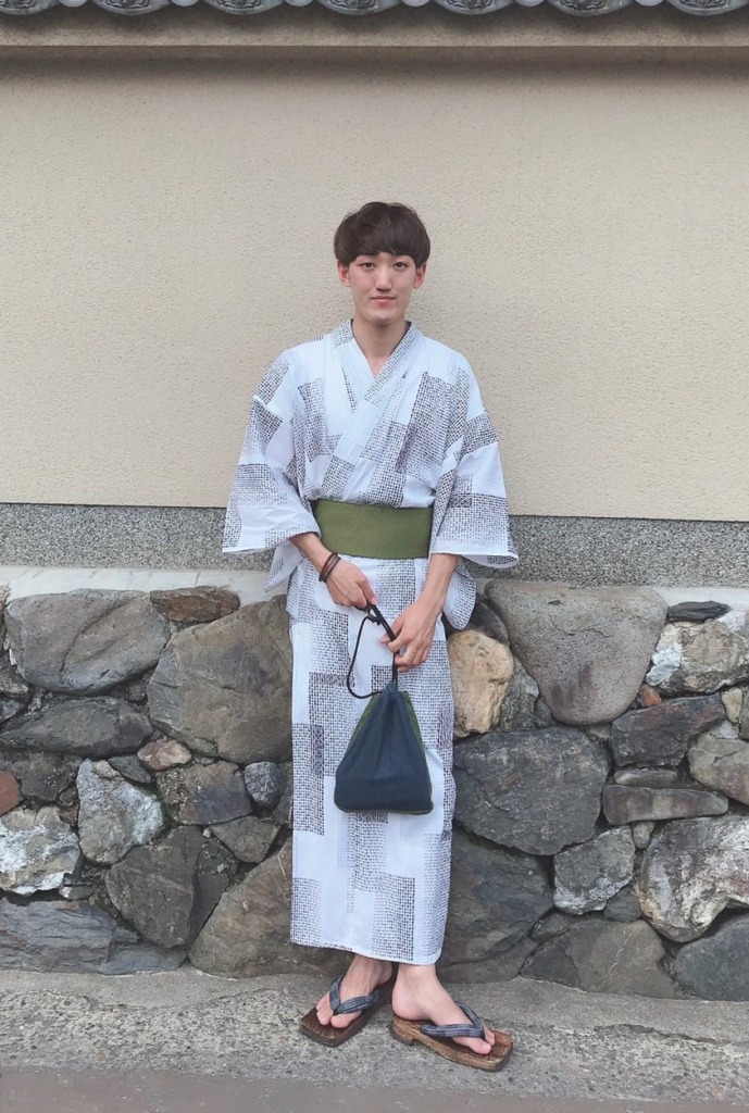 夏の夜に、白地が映える注染めの浴衣です 浴衣レンタルkansai