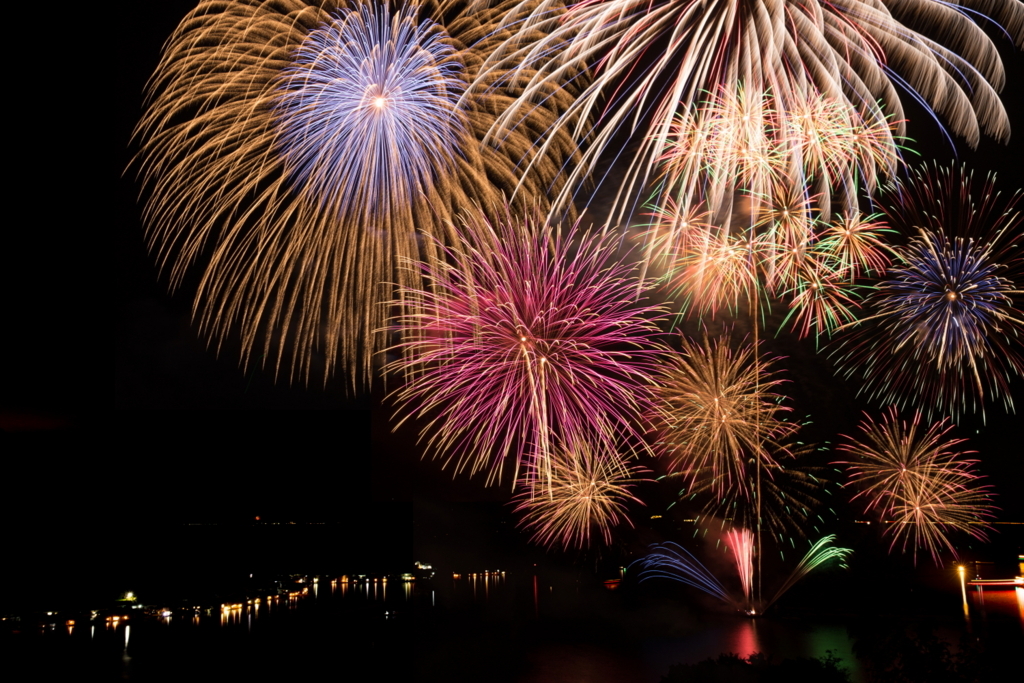 伊根の舟屋を照らす⚓️🛥 彩色千輪が美しかった🌈 🗓️:2024 8 伊根の舟屋 📷 Canon EOS R5京都よきかな伊根花火大会伊根の舟屋そうだ京都行こうkyotopi東京カメラ部photo_shorttripphoto_travelersjapantravelgalleryraytrec_photographer