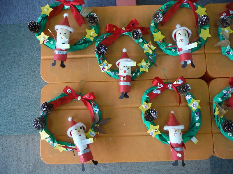 たんぽぽ保育園🎅 クリスマス製作③ 🎄🧑‍🎄❁💖 ３歳児さんの製作です⭐ ⁡⁡ ⁡クリスマスツリー🎄製作♥ 紐通しで作るオーナメント🔵🔴は 楽しみながら手指の発達を促します✨ ⁡保育園保育所保育士保育者保育園紹介保育園行事保育園製作保育製作