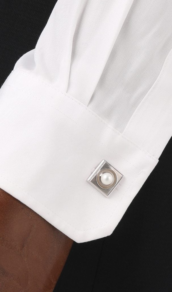 結婚式はカフスボタンでセンスよくみせよう！粋でお洒落な選び方とマナーについて詳しく解説！ - GINZA SAKAEYA スーツナビ