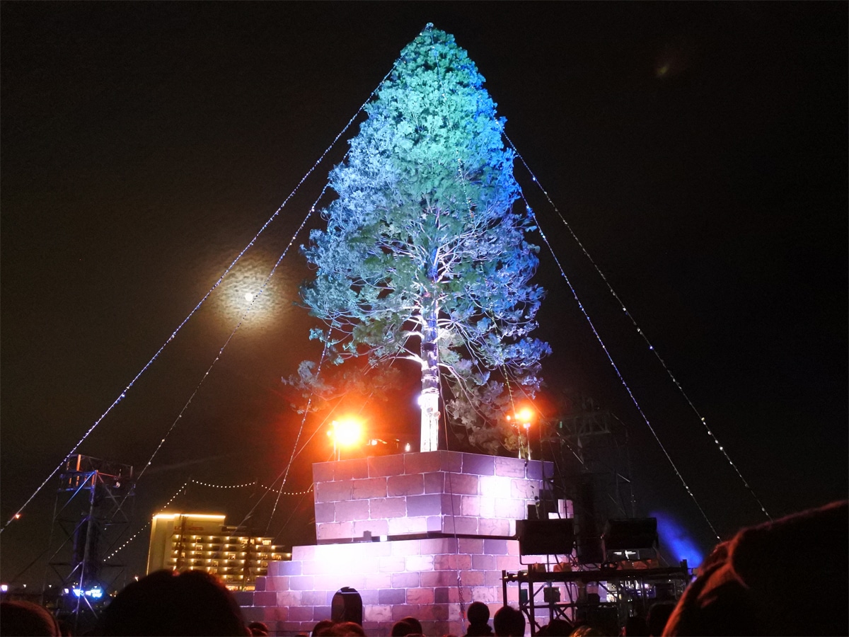 祝・神戸ポートタワーのライトアップ再開！元祖神戸港のランドマークが復活 高浜岸壁のクリスマスマーケットには黄金のクリスマスツリーも登場 - こべるん～変化していく神戸～