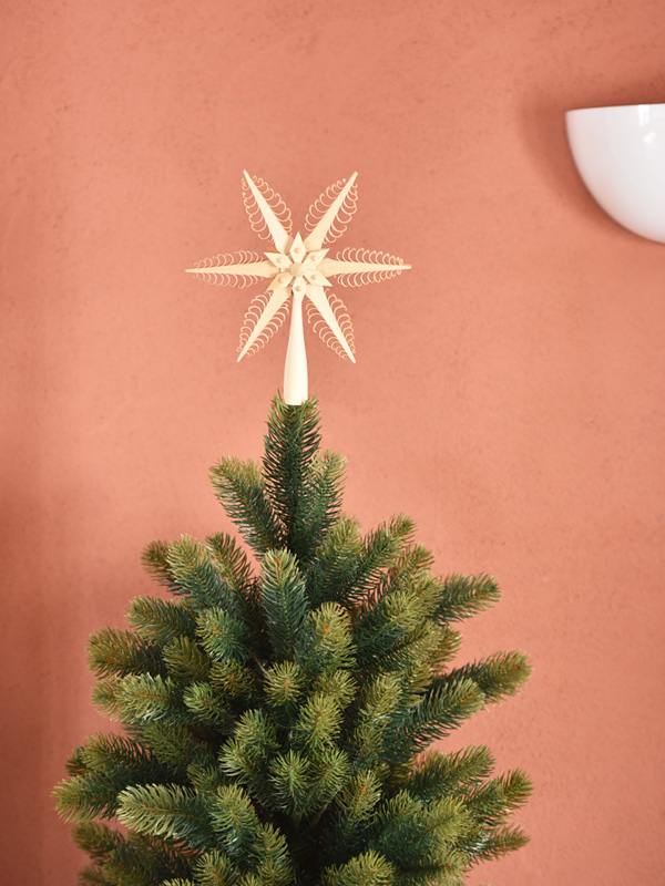 台風の雨音を聴きながら、久しぶりに作ったストロースターのクリスマスツリーオーナメント。 楽しくてあっという間に時間が過ぎるなぁ。秋の夜長にオーナメント作り。 簡単に綺麗なものが出来るのって嬉しいですよ〜。 この喜びを皆様も是非！ @christmas_seiffen 工作