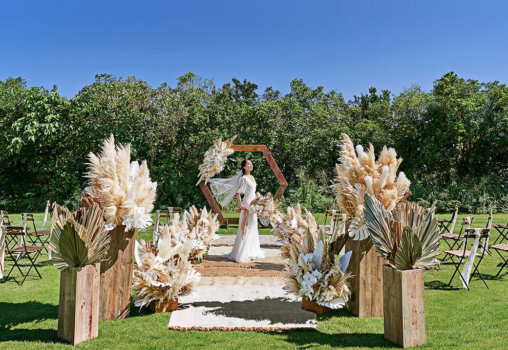 ガーデンウェディングとは。会場探しやプランの立て方、依頼先別の費用相場、パーティの流れや演出内容、服装について詳しく解説