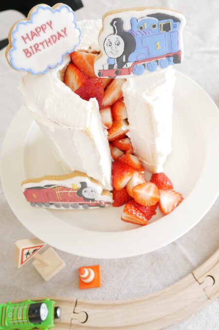 11 件の「トーマス」のアイデアを今すぐ保存男の子のバースデーパーティー、きかんしゃトーマス、2歳 誕生日 飾り付け など