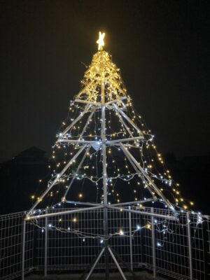 Aovciust ソーラークリスマスツリー 屋外クリスマスデコレーション 通路ライト 80個のC6マルチカラーライト付き 防水 庭や屋外の装飾に 4個