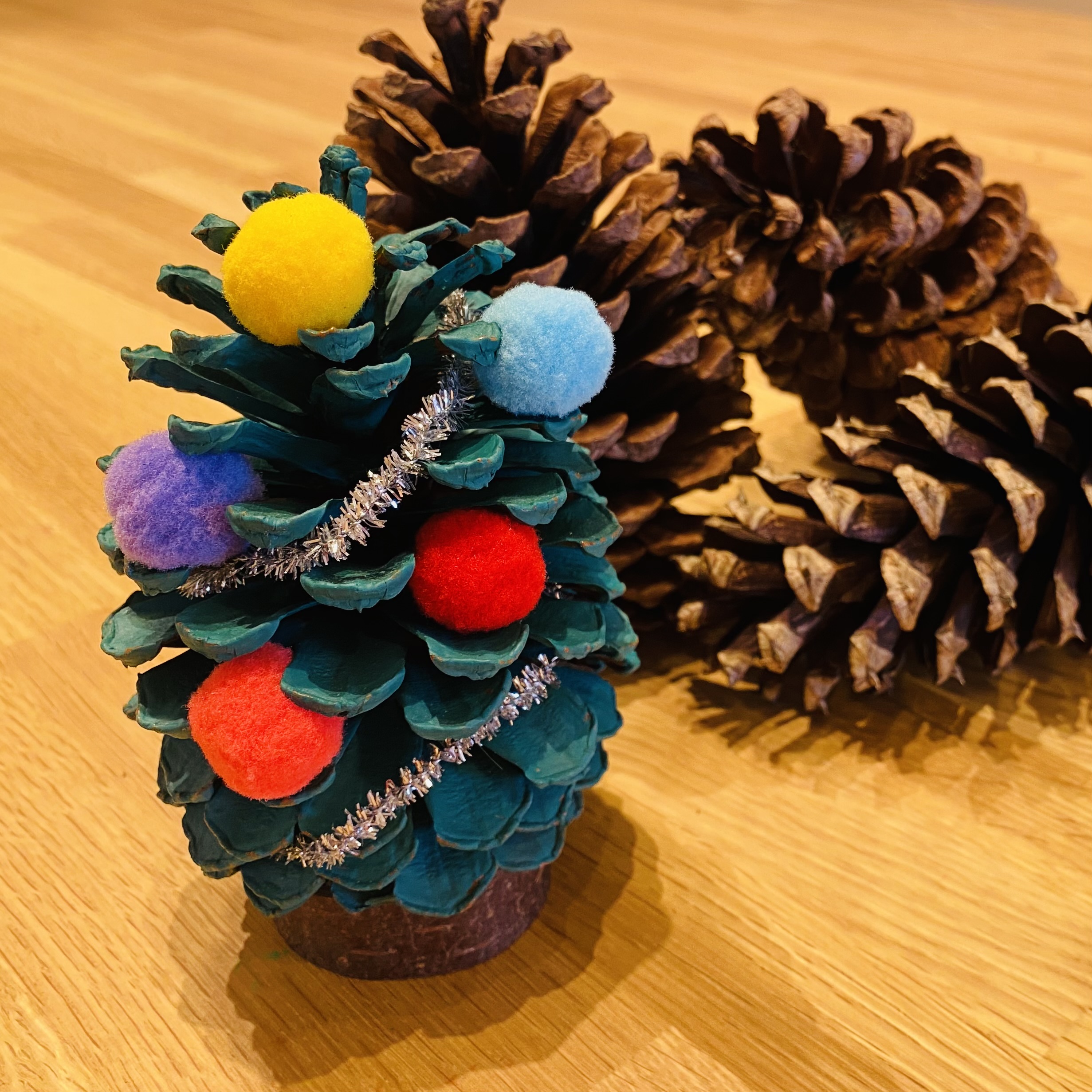 楽天市場 クリスマス 松ぼっくり ツリー 制作キット 北欧 おしゃれ 卓上 キット クリスマスツリー 手作り 子供 工作 イベント オーナメントナチュラル 飾り 送料無料 プリザーブドフラワー ドライフラワー アレンジメント 簡単 プレゼント 新作 2023 : ハーバリウム花材