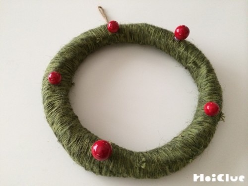 クリスマスに作りたい 毛糸のボンボンリース高齢者介護をサポートするレクリエーション情報誌『レクリエ』