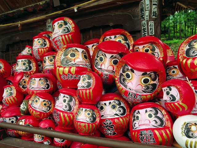 群馬「高崎だるま市2025」1月1日、2日開催。ご当地グルメも楽しめる全国で最も早いだるま市