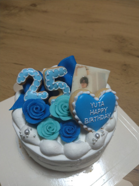 🖤🤍 ♡𝐇𝐚𝐩𝐩𝐲 𝐁𝐢𝐫𝐡𝐝𝐚𝐲♡ メンバーカラーで お作りしました♡ なかなか黒色のケーキは オーダーケーキ以外では叶わないと思います✨ オーダーありがとう ございます🫶 ╱ 推しケーキ増えてます♡ ╲ プロフィールのリンク または QRコードからご予約可能です