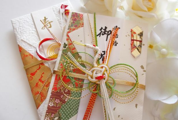 ご祝儀袋の短冊シールの貼り方使い方！短冊で名前隠れる時の対処法を解説