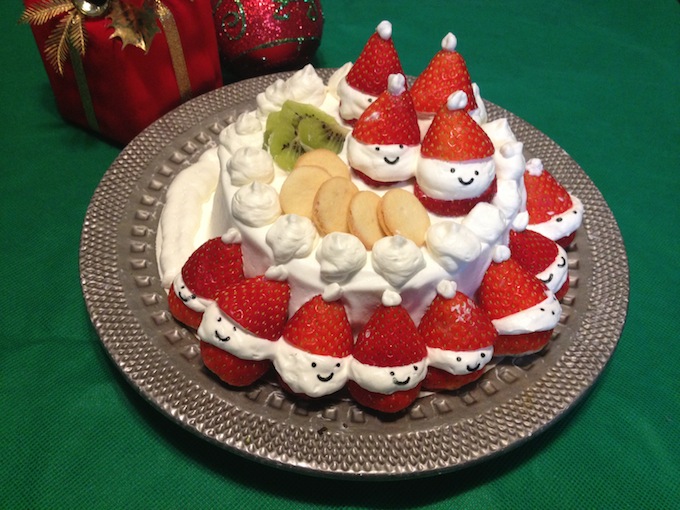 手作りサプライズケーキでクリスマスを楽しもう！「サンタさんの帽子ケーキ」のレシピHarmonies with KUMON