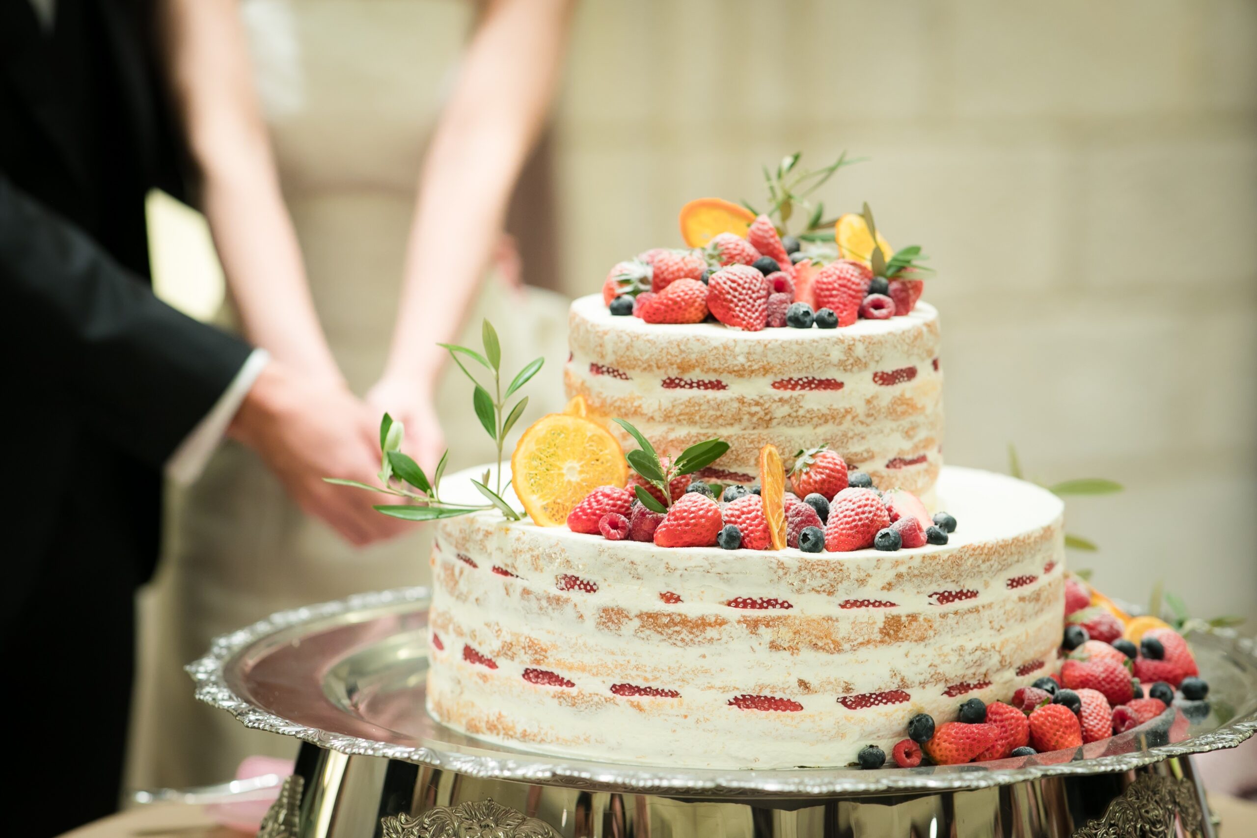 シンプル派？ゴージャス派？いちごのおしゃれなウェディングケーキ10選 今週のスタスナ omotte magazine fromANNIVERSAIRE記念日にまつわるマガジン