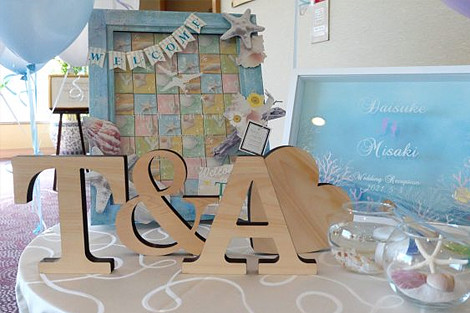 公式アンソレイエ千葉県貸切結婚式場. ご親族様中心のご披露宴🌼 流しテーブルスタイルは リラックスした雰囲気でお過ごしいただけます🧚🏻‍♀️テーマカラーの黄色とオレンジは 会場内がパッと明るくなりますね🧡🩵💛 南仏プロヴァンスの風を感じる貸切邸宅で