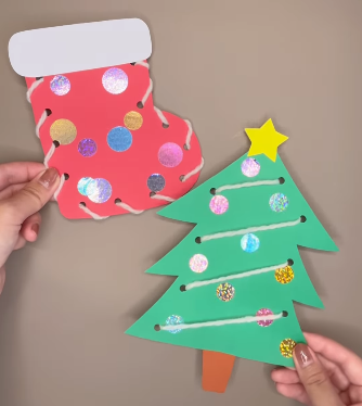 こんばんは🌝わたこ先生です☆ . 本日は、2・3歳児向け☆クリスマス製作ポップでかわいい♪クリスマス風手袋 を作ります🎅🎄 .材料○画用紙 ○緑系折り紙3枚 1 4サイズ○リボン .道具○はさみ ○のり ○クレヨン ○水性カラーペン .スタンピング