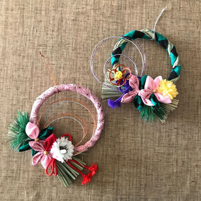 お正月飾り セリアの小さなお正月飾り コロンとして可愛い♡ ⁡ @m.a.m.i.a さんの投稿で一目惚れした鏡餅 すぐに探しに行ったけど売り切れ😢3度目でやっと買えました ⁡ 小さな門松としめ縄飾りも 可愛すぎて まんまとお持ち帰り ⁡ 季節のものは、収納のしやすさを考えて