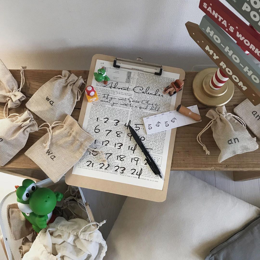 クリスマスアドベントカレンダー手描きカウントダウン番号かわいいイラストと正方形のレイアウトPremiumベクトル素材