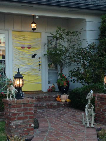 芝地広場がハロウィンの装飾になりました！バラの香りを楽しむ庭 四季の香ローズガーデン 練馬区 へようこそ