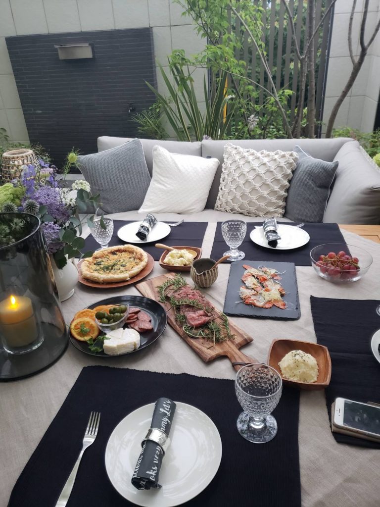 白いフェンスと緑のお庭 野原 ガーデンパーティー イラスト素材6656220- フォトライブラリ