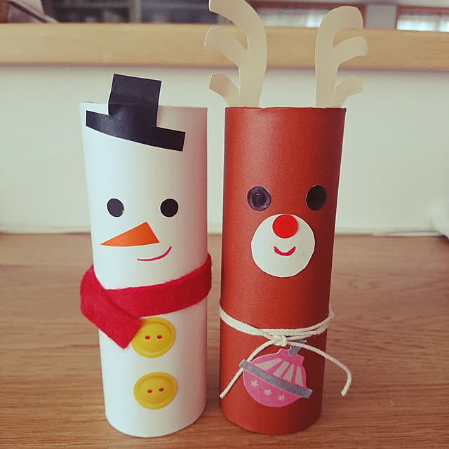 ここいく保育園 - のぞみ組はサンタクロースのオーナメントを トイレットペーパーの芯で作りました。 好きな色のシールを夢中で貼っていました。Facebook