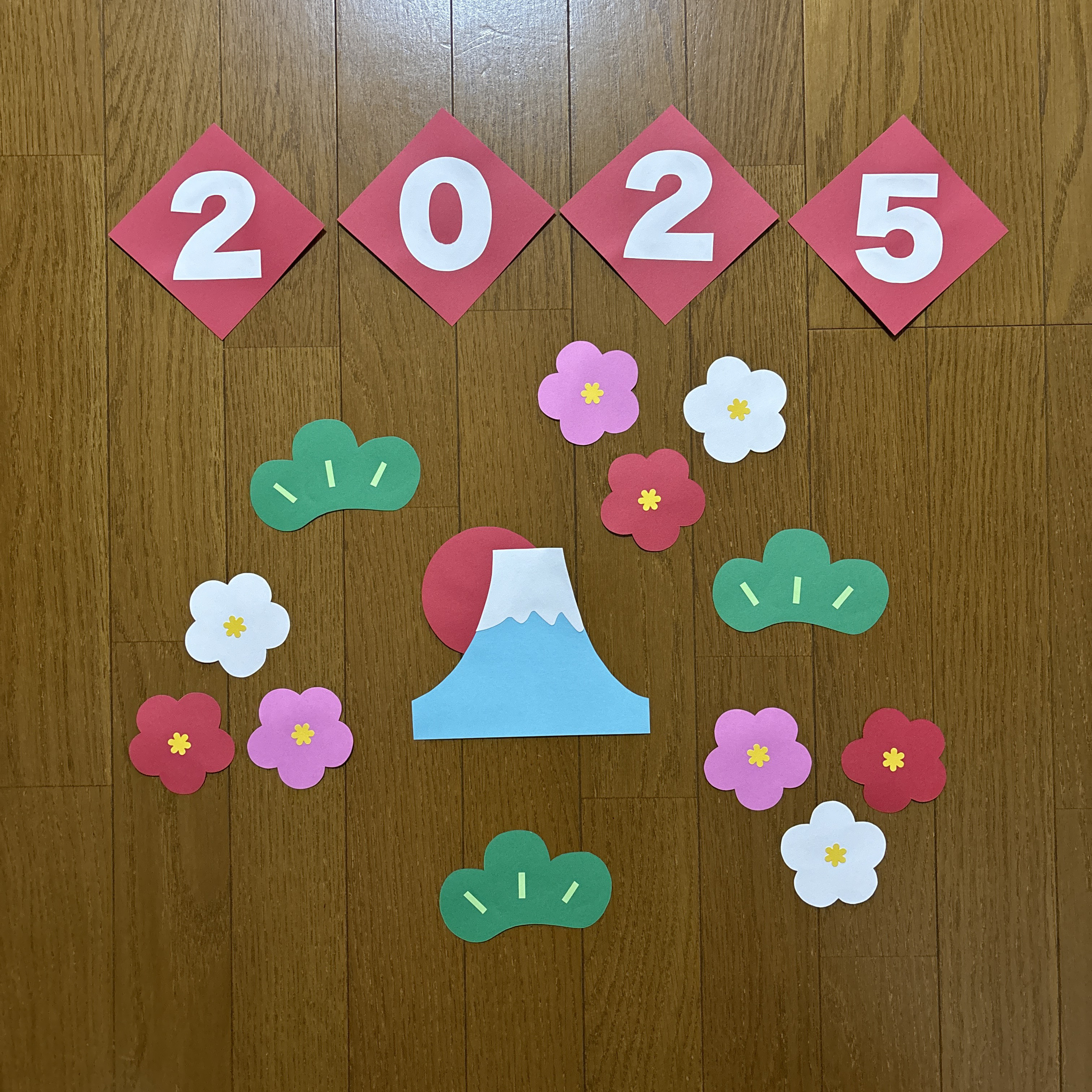 辰年🐲お正月の壁面飾りを作りました！ 辰年難しい。 プロフィール欄URL→無料ダウンロードで型紙をダウンロードできます。可愛く出来たので見て！作ってみてください。お正月壁面飾り 辰年壁面 辰壁面 壁面型紙無料ダウンロード 保育教材 おうち遊び 保育ネタ 保育