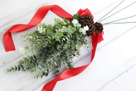 クリスマスリースよりも簡単♪おしゃれな壁飾り「スワッグ」の作り方をご紹介キナリノ