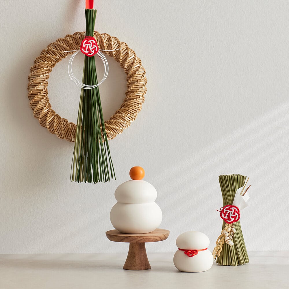 鏡餅 おしゃれ 飾り 置物 オブジェ お正月 コンパクト 玄関 リビング 棚 ちりめん細工 お餅 ちりめん細工 小かがみさんmzk8676ギギliving