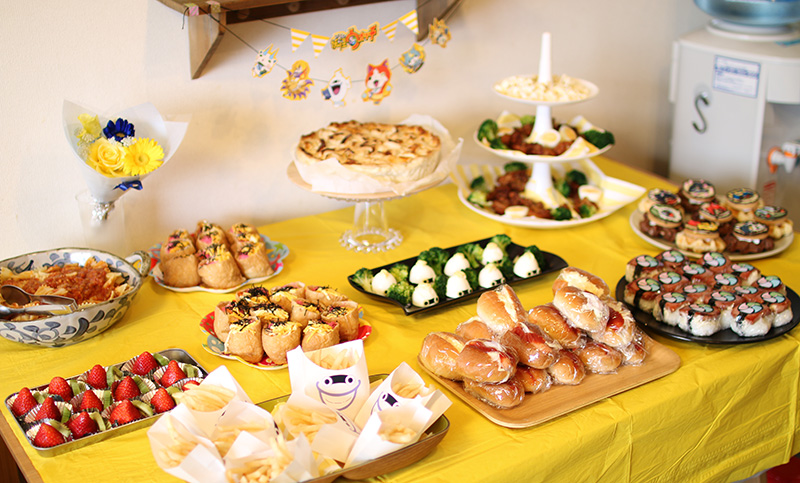 先日のお友達のお家での持ち寄りランチ🍴 ・ 持ち寄りパーティーって、近所なのに買ったことがなかった美味しいお店を知れたり、自分はしないチョイスで新たな発見があったり、楽しい！この日もたくさん素敵なお店を教えてもらえました。 ・ 私はサンドイッチボックスと