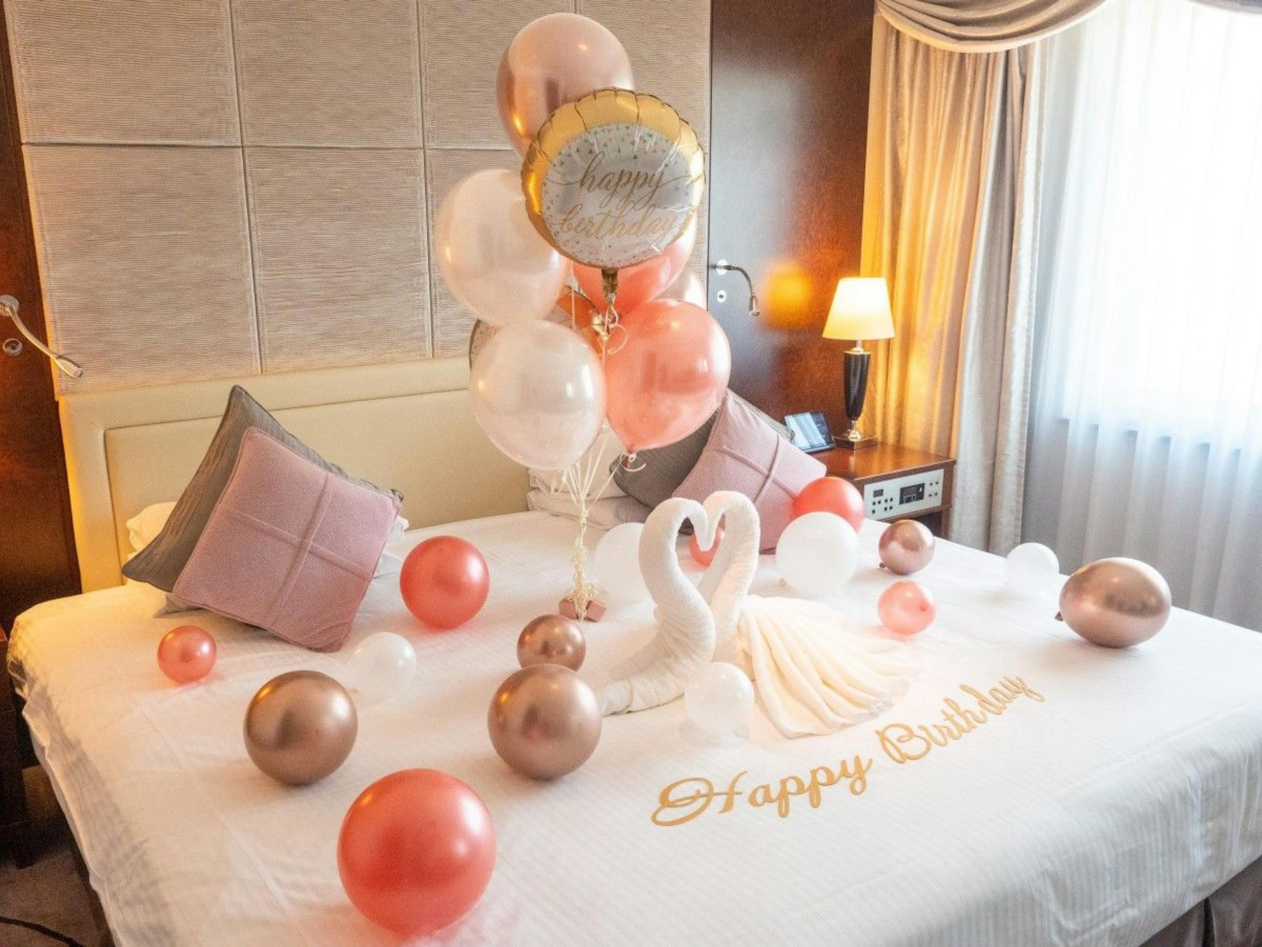 誕生日サプライズ ホテル 飾り付け タイミングTikTok