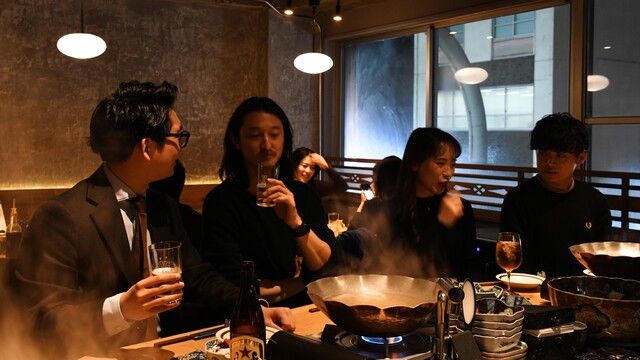 2 つの美しい女の子ポーズと大きなクリスマス ツリーを飾るクリスマスと新年の休暇のコンセプトです - お祝いのストックフォトや画像を多数ご用意 -お祝い, エンタメ総合, カジュアルウェア - iStock