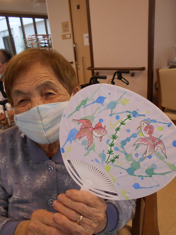 うちわの工作アイデア 10選 簡単製作高齢者・小学生・幼児保育向け介護の１２３