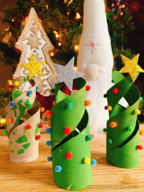 トイレットペーパーの芯で作ったクリスマスツリーです。 ちょっとハチの巣っぽくなっちゃいました 笑ハチのコみたいなものは、ペットボトルのフタに布を巻いて、百均で売ってるボンボンをつけたもの。 子どもたちが顔を描いたり、まわりを塗りました。 福祉の店