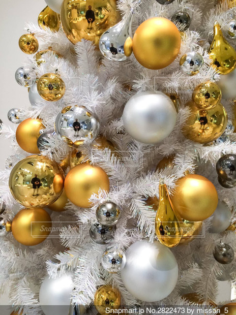 白いオーナメントポスタークリスマスツリーの輝く装飾アートPoster Store Japan