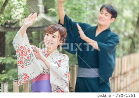 盆踊りをする子供たち 夏祭り 」のフリーイラストイラストわくわくBOX