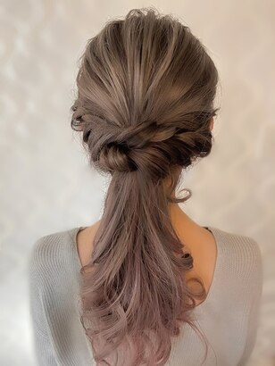 結婚式お呼ばれダウンスタイル14選 下ろす巻き髪もOK？抑えたいマナーも解説