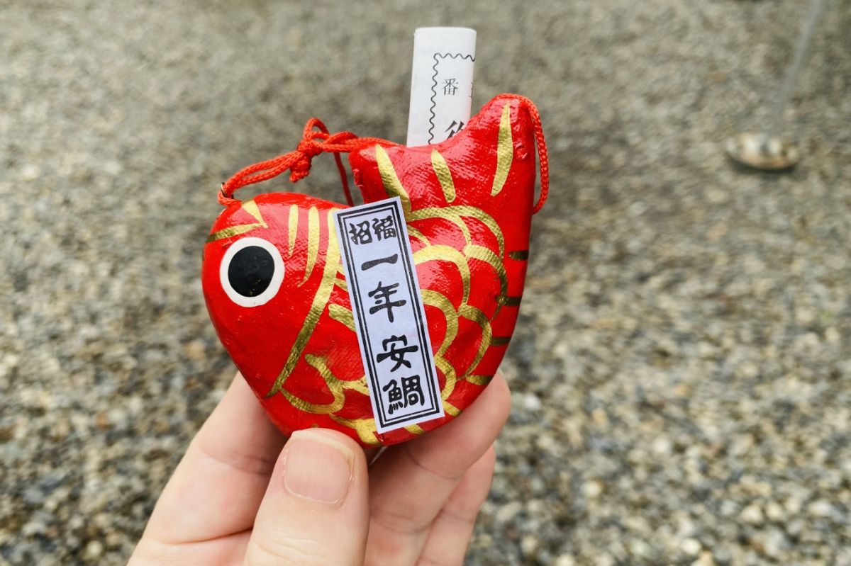 川越氷川神社﻿ ﻿ 夏限定の爽やかな水色の鯛と白の鯛。釣り竿で釣り上げてみましょう。しっぽの中に「恋みくじ」が入っています。﻿ 思った色 が釣れなくても、それもまた縁。鯛の張り子は縁起物ですので、どうぞお持ち帰りください。﻿ 皆様に良縁がとどきますように