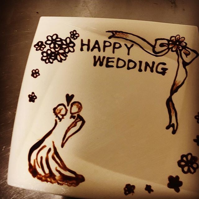 ブック型、誓約書風のウェディングケーキです。 新郎新婦様にチョコペンで署名していただきます。金沢スイーツパティスリー木のひげウェディング ケーキ