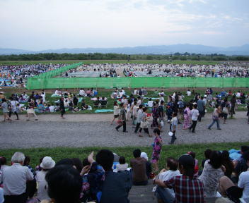 赤川花火大会2025の駐車場と有料席と屋台情報！穴場スポットお薦め７選も徹底解説！！みんなのお役立ち情報ブログ