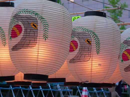 秋田市竿燈まつり実行委員会 - 第二弾 竿燈豆知識 『提灯のつくり』 倒れたり激しく揺れたりする提灯に、ろうそく の火が燃え移らないのはなぜだと思いますか？その秘密は、提灯の構造に隠れています。竿燈の提灯の底には空気の通りを良くする隙間があり、提灯が大きく