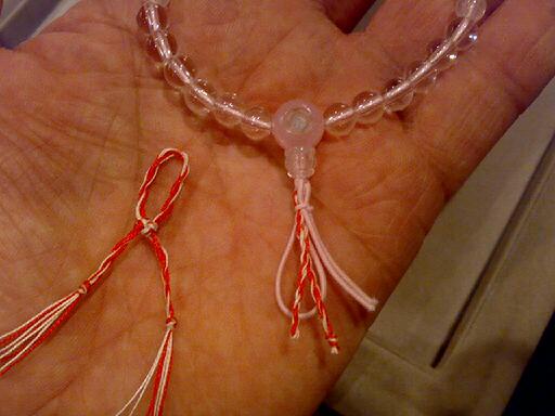 出雲大社 確か のお土産で頂いた縁結びの白と赤の糸。 どこに使おうかと大切にしまってありましたが、やっとここに！さらしで作ったシャツの背守りになりました。 色んな想いが詰まる手仕事の衣って着ていても心地良いね。暮らしの手仕事〜くらして藤野 暮らしの手