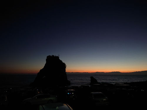 2022年初日の出 自作キャンピングカーで年越し車中泊！大寒波でも超快適！いすみ市 津々ヶ浦 夫婦岩- YouTube