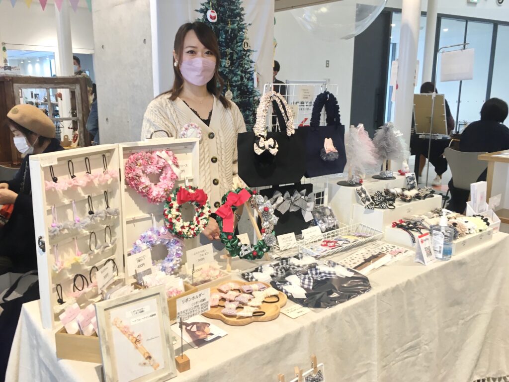 寒川つながるマルシェ・クリスマスマーケット」出店者募集 2024年 12 月 8日 日10:00~15:00 場所出店ブースは寒川総合体育館 シンコースポーツ 内多目的ホール、ロビー・屋外での自家製加工食品の販売、キッチンカーはさむかわ中央公園にて開催いたします。 今回