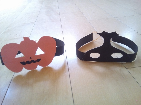 Raiハロウィン直前ですが、紙皿とすずらんテープ、色紙で ユニコーンのお面を作りました！カボチャよりユニコーンがいい！！のリクエストに答えて作りました！ 保育現場にはあるであろう、すずらんテープを使いました！ ハロウィン仮装以外でも使えそうですね